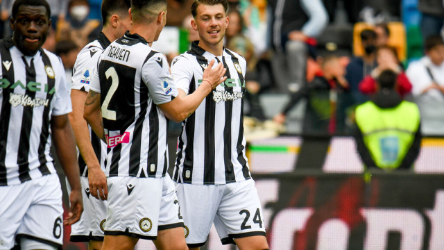 Photo LiveMedia/Ettore Griffoni
Udine, Italy, April 16, 2022, italian soccer Serie A match
Udinese Calcio vs Empoli FC
Image shows:
Udinese's Lazar Samardzic celebrates after scoring a goal 4-1 with Udinese's Nehuen Perèz and teammates
LiveMedia - World Copyright