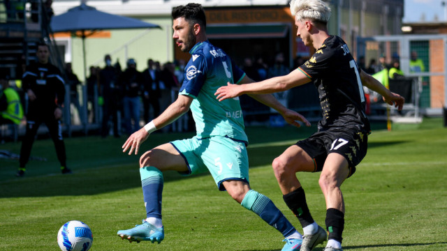 Photo LiveMedia/Ettore Griffoni
Venice, Italy, April 10, 2022, italian soccer Serie A match
Venezia FC vs Udinese Calcio
Image shows:
Udinese's Tolgay Arslan hindered by Venezia's Dennis Johnsen
LiveMedia - World Copyright