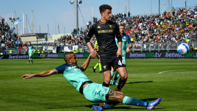 Photo LiveMedia/Ettore Griffoni
Venice, Italy, April 10, 2022, italian soccer Serie A match
Venezia FC vs Udinese Calcio
Image shows:
Udinese's Rodrigo Nascimento Becao hindered by Venezia's Ethan Ampadu
LiveMedia - World Copyright