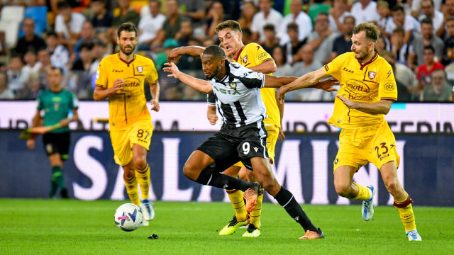Photo LiveMedia/Ettore Griffoni
Udine, Italy, August 20, 2022, italian soccer Serie A match
Udinese Calcio vs US Salernitana
Image shows:
Udinese's Beto Betuncal hindered by Salernitana's Norbert Gyomber and Salernitana's Giulio Maggiore
LiveMedia - World Copyright