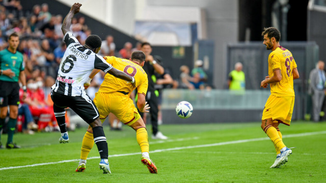 Photo LiveMedia/Ettore Griffoni
Udine, Italy, August 20, 2022, italian soccer Serie A match
Udinese Calcio vs US Salernitana
Image shows:
Foul of Salernitana's Federico Bonazzoli on Udinese's Jean-Victor Makengo
LiveMedia - World Copyright