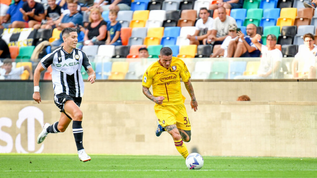 Photo LiveMedia/Ettore Griffoni
Udine, Italy, August 20, 2022, italian soccer Serie A match
Udinese Calcio vs US Salernitana
Image shows:
Salernitana's Pasquale Mazzocchi in action against Udinese's Nehuen Perez
LiveMedia - World Copyright