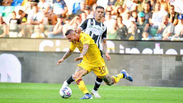 Photo LiveMedia/Ettore Griffoni
Udine, Italy, August 20, 2022, italian soccer Serie A match
Udinese Calcio vs US Salernitana
Image shows:
Foul of Udinese's Nehuen Perez on Salernitana's Pasquale Mazzocchi
LiveMedia - World Copyright