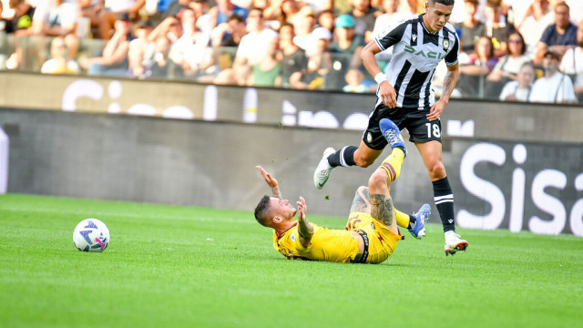 Photo LiveMedia/Ettore Griffoni
Udine, Italy, August 20, 2022, italian soccer Serie A match
Udinese Calcio vs US Salernitana
Image shows:
Foul of Udinese's Nehuen Perez on Salernitana's Pasquale Mazzocchi
LiveMedia - World Copyright