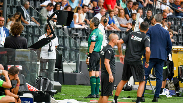 Photo LiveMedia/Ettore Griffoni
Udine, Italy, August 20, 2022, italian soccer Serie A match
Udinese Calcio vs US Salernitana
Image shows:
The referee of the match Gianluca Aureliano watching VAR
LiveMedia - World Copyright
