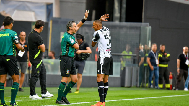 Photo LiveMedia/Ettore Griffoni
Udine, Italy, August 20, 2022, italian soccer Serie A match
Udinese Calcio vs US Salernitana
Image shows:
The referee of the match Gianluca Aureliano talks to Udinese's Rodrigo Nascimento Becao
LiveMedia - World Copyright