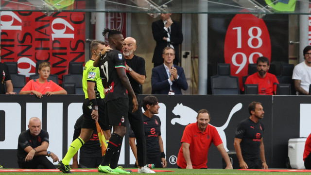 Photo LiveMedia/Fabrizio Carabelli
Milan, Italy, August 13, 2022, italian soccer Serie A match
AC Milan vs Udinese Calcio
Image shows:
Stefano Pioli Head Coach of AC Milan talks to Rafael Leao of AC Milan during the Serie A 2022/23 football match between AC Milan and Udinese Calcio at Giuseppe Meazza Stadium, Milan, Italy on August 13, 2022
LiveMedia - World Copyright