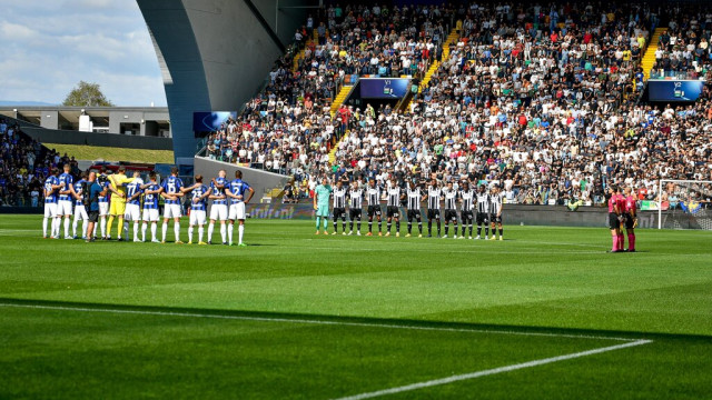 Photo LiveMedia/Ettore Griffoni
Udine, Italy, September 18, 2022, italian soccer Serie A match
Udinese Calcio vs Inter - FC Internazionale
Image shows:
Teams during the minute of silence
LiveMedia - World Copyright
