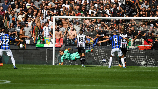 Photo LiveMedia/Alessio Marini
Udine, Italy, September 18, 2022, italian soccer Serie A match
Udinese Calcio vs Inter - FC Internazionale
Image shows:
Inter’s Nicolo Barella scores a goal of 0-1
LiveMedia - World Copyright