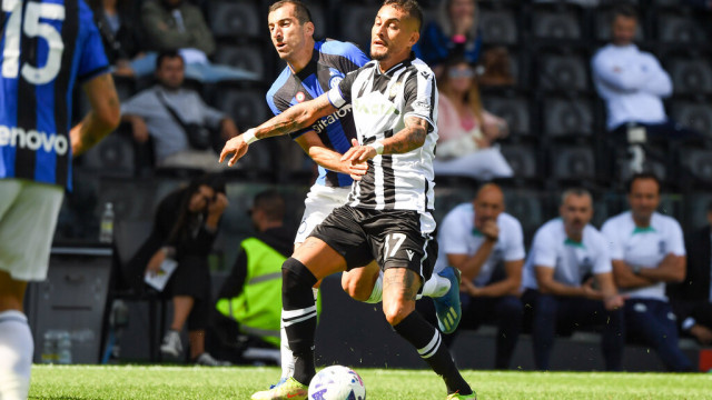 Photo LiveMedia/Alessio Marini
Udine, Italy, September 18, 2022, italian soccer Serie A match
Udinese Calcio vs Inter - FC Internazionale
Image shows:
Foul of Udinese's Roberto Pereyra
LiveMedia - World Copyright