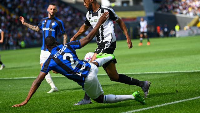 Photo LiveMedia/Alessio Marini
Udine, Italy, September 18, 2022, italian soccer Serie A match
Udinese Calcio vs Inter - FC Internazionale
Image shows:
Udinese's Beto Betuncal Gomes Norberto in action with Inter’s Denzel Dumfries
LiveMedia - World Copyright
