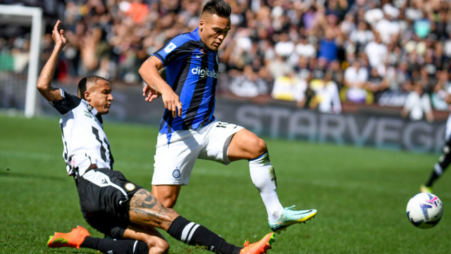 Photo LiveMedia/Ettore Griffoni
Udine, Italy, September 18, 2022, italian soccer Serie A match
Udinese Calcio vs Inter - FC Internazionale
Image shows:
Inter's Lautaro Martinez hindered by Udinese's Rodrigo Nascimento Becao
LiveMedia - World Copyright