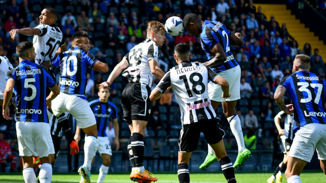 Photo LiveMedia/Ettore Griffoni
Udine, Italy, September 18, 2022, italian soccer Serie A match
Udinese Calcio vs Inter - FC Internazionale
Image shows:
Header of Udinese's Jaka Bijol and Inter's Denzel Dumfries
LiveMedia - World Copyright