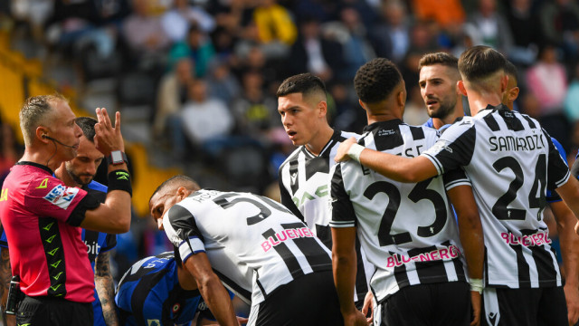 Photo LiveMedia/Alessio Marini
Udine, Italy, September 18, 2022, italian soccer Serie A match
Udinese Calcio vs Inter - FC Internazionale
Image shows:
Udinese Calcio protests with The Referee of the match Paolo Valeri of the Rome Section
LiveMedia - World Copyright