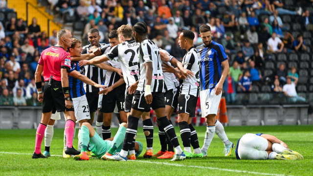 Photo LiveMedia/Alessio Marini
Udine, Italy, September 18, 2022, italian soccer Serie A match
Udinese Calcio vs Inter - FC Internazionale
Image shows:
Udinese Calcio and Inter protests with The Referee of the match Paolo Valeri of the Rome Section
LiveMedia - World Copyright