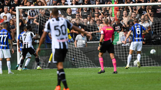 Photo LiveMedia/Alessio Marini
Udine, Italy, September 18, 2022, italian soccer Serie A match
Udinese Calcio vs Inter - FC Internazionale
Image shows:
Udinese's Tolgay Arslan score the goal of 3-1
LiveMedia - World Copyright