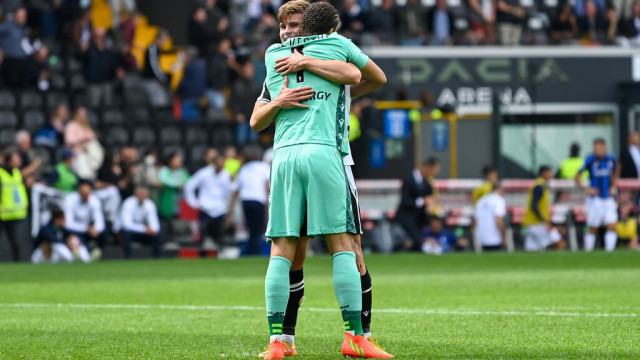 Photo LiveMedia/Alessio Marini
Udine, Italy, September 18, 2022, italian soccer Serie A match
Udinese Calcio vs Inter - FC Internazionale
Image shows:
Udinese's Marco Silvestri celebrates a victory at the end of match
LiveMedia - World Copyright