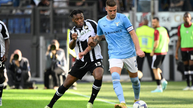 Photo LiveMedia/Fabrizio Corradetti
Rome, Italy, October 16, 2022, italian soccer Serie A match
SS Lazio vs Udinese Calcio
Image shows:
Sergej Milinkovic-Savic (SS Lazio) Destiny Udogie (Udinese Calcio) during the Italian Football Championship League A 2022/2023 match between SS Lazio vs Udinese Calcio at the Olimpic Stadium in Rome on 16 October 2022.
LiveMedia - World Copyright