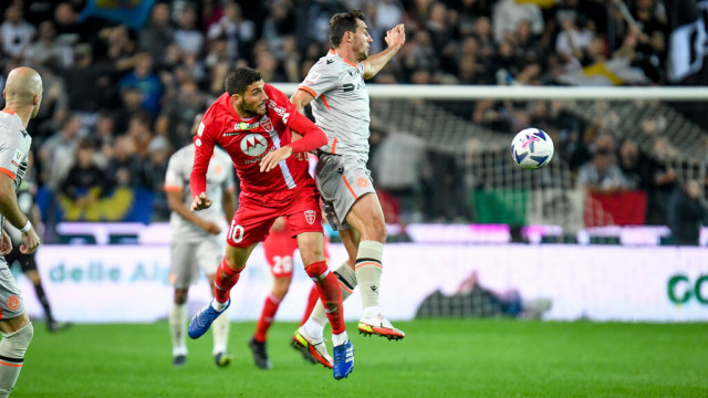 Photo LiveMedia/Ettore Griffoni
Udine, Italy, October 19, 2022, Italian football Coppa Italia match
Udinese Calcio vs AC Monza
Image shows:
Monza's Mattia Valoti in action against Udinese's Mato Jajalo
LiveMedia - World Copyright