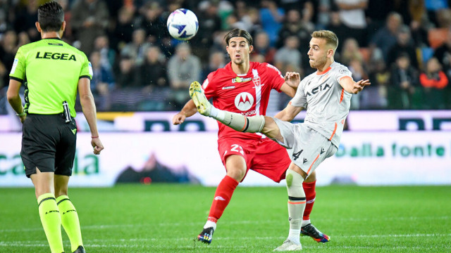 Photo LiveMedia/Ettore Griffoni
Udine, Italy, October 19, 2022, Italian football Coppa Italia match
Udinese Calcio vs AC Monza
Image shows:
Udinese's Sandi Lovric hindered by Monza's Filippo Ranocchia
LiveMedia - World Copyright