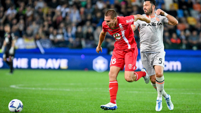 Photo LiveMedia/Ettore Griffoni
Udine, Italy, October 19, 2022, Italian football Coppa Italia match
Udinese Calcio vs AC Monza
Image shows:
Monza's Valentin Antov hindered by Udinese's Tolgay Arslan
LiveMedia - World Copyright