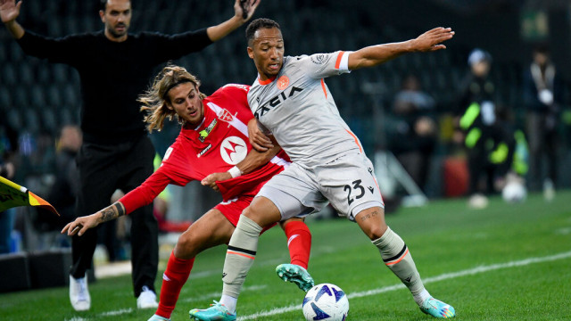 Photo LiveMedia/Ettore Griffoni
Udine, Italy, October 19, 2022, Italian football Coppa Italia match
Udinese Calcio vs AC Monza
Image shows:
Udinese's Enzo Ebosse in action against Monza's Andrea Colpani
LiveMedia - World Copyright