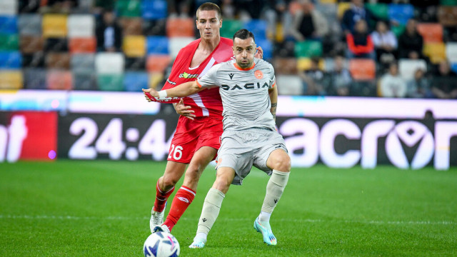 Photo LiveMedia/Ettore Griffoni
Udine, Italy, October 19, 2022, Italian football Coppa Italia match
Udinese Calcio vs AC Monza
Image shows:
Monza's Valentin Antov hindered by Udinese's Ilija Nestorovski
LiveMedia - World Copyright