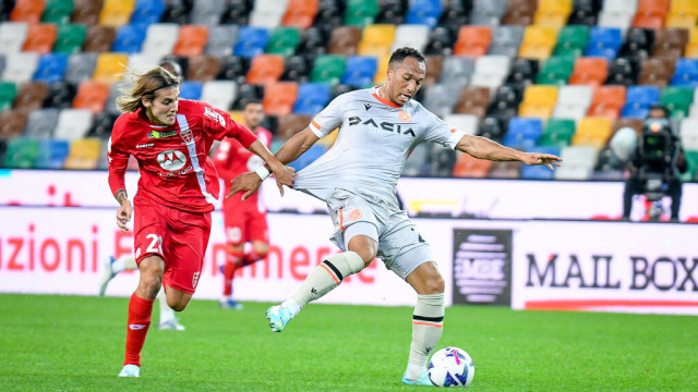 Photo LiveMedia/Ettore Griffoni
Udine, Italy, October 19, 2022, Italian football Coppa Italia match
Udinese Calcio vs AC Monza
Image shows:
Udinese's Enzo Ebosse hindered by Monza's Andrea Colpani
LiveMedia - World Copyright