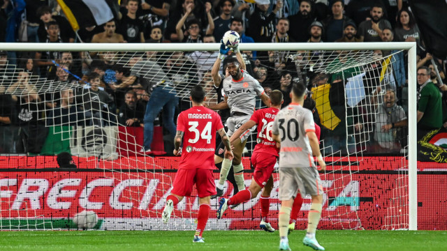 Photo LiveMedia/Alessio Marini
Udine, Italy, October 19, 2022, Italian football Coppa Italia match
Udinese Calcio vs AC Monza
Image shows:
Monza’s Alessio Cragno saves the ball
LiveMedia - World Copyright