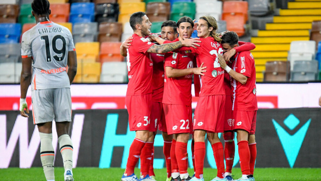 Photo LiveMedia/Ettore Griffoni
Udine, Italy, October 19, 2022, Italian football Coppa Italia match
Udinese Calcio vs AC Monza
Image shows:
Monza's Mattia Valoti celebrates after scoring a goal with teammates and Udinese's Kingsley Ehizibue looking
LiveMedia - World Copyright