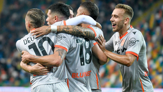 Photo LiveMedia/Ettore Griffoni
Udine, Italy, October 19, 2022, Italian football Coppa Italia match
Udinese Calcio vs AC Monza
Image shows:
Udinese's Nehuen Perez celebrates after scoring a goal with teammates
LiveMedia - World Copyright