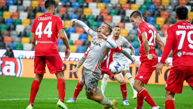 Photo LiveMedia/Ettore Griffoni
Udine, Italy, October 19, 2022, Italian football Coppa Italia match
Udinese Calcio vs AC Monza
Image shows:
Udinese's Gerard Deulofeu in area against Monza's Valentin Antov
LiveMedia - World Copyright