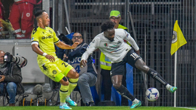 Photo LiveMedia/Cucco Ricucchi
La Spezia, Italy, November 08, 2022, italian soccer Serie A match
Spezia Calcio vs Udinese Calcio
Image shows:
Spezia's M'Bala Nzola and Udinese's Enzo Ebosse
LiveMedia - World Copyright
