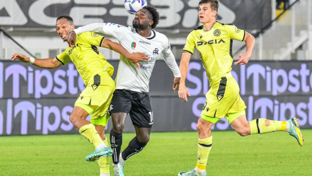 Photo LiveMedia/Cucco Ricucchi
La Spezia, Italy, November 08, 2022, italian soccer Serie A match
Spezia Calcio vs Udinese Calcio
Image shows:
Spezia's M'Bala Nzola and Udinese's Enzo Ebosse
LiveMedia - World Copyright